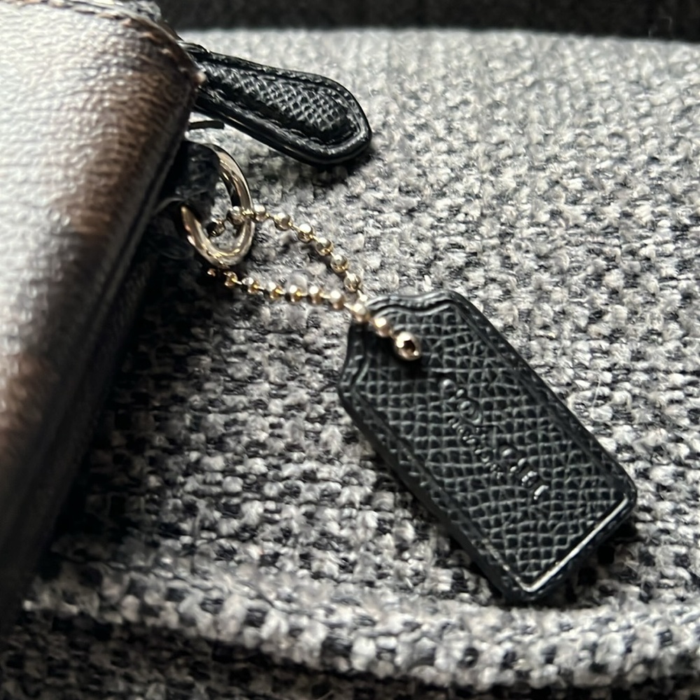 Coach Wristlet or wallet chocolate brown with black logo C - Picture 4 of 4